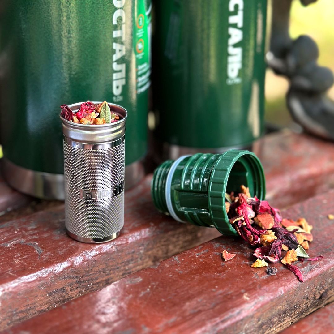 Biostal Охота (1,6 литра), 2 чашки, с ситечком, зеленый термос